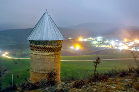 «برج رسکت» در چهل کیلومتری جنوب شهر ساری، در یکی از روستاهای دودانگه به نام روستای رسکت قرار دارد.  در سال ۲۳۱ خورشیدی برابر با ۲۳۷ قمری شهاب‌سنگی در منطقه فریم سقوط کرد که به نام شهاب سنگ اسپهبد شروین خوانده شد. برخی پژوهشگران برج رسکت را یادمانی چند منظوره در نزدیکی محل سقوط این شهاب سنگ می‌دانند.