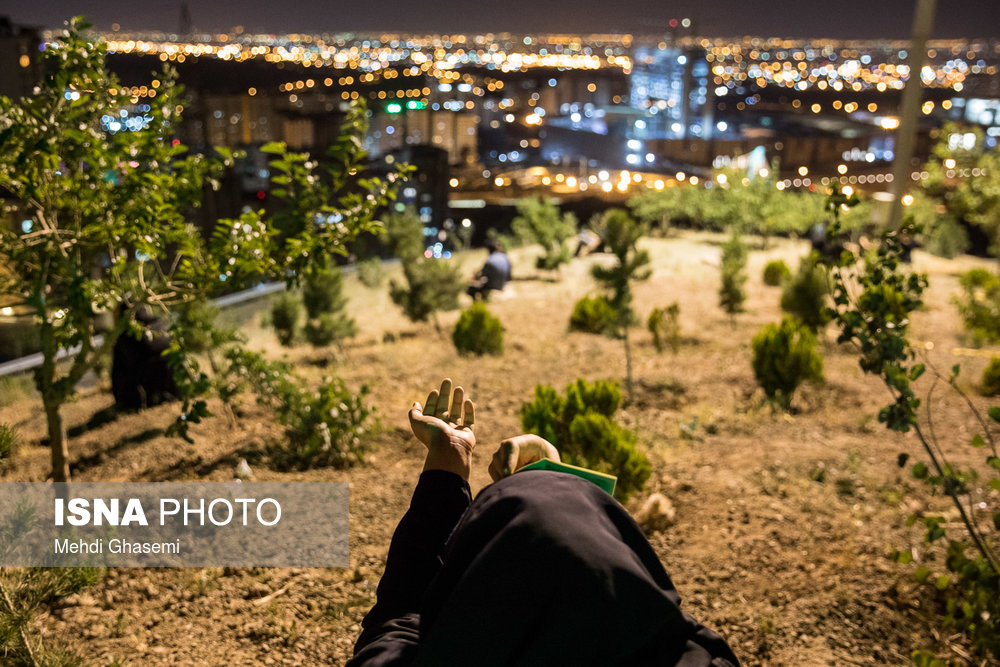 شب بیست و یکم ماه مبارک رمضان - مقبره شهدای گمنام در آبشار تهران