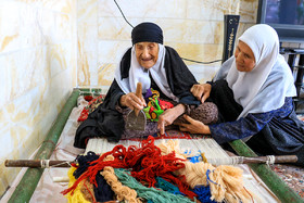 شاید این عکس یکی از آخرین تصاویری باشد که مادر صنایع دستی ایران روستای دارستان سیرجان پشت دار گلیم شیرکی پیچ نشسته است.