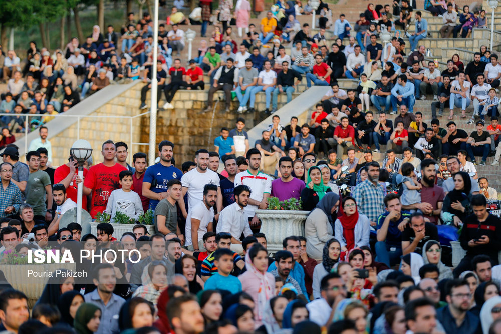 تماشای بازی ایران و مراکش در همدان