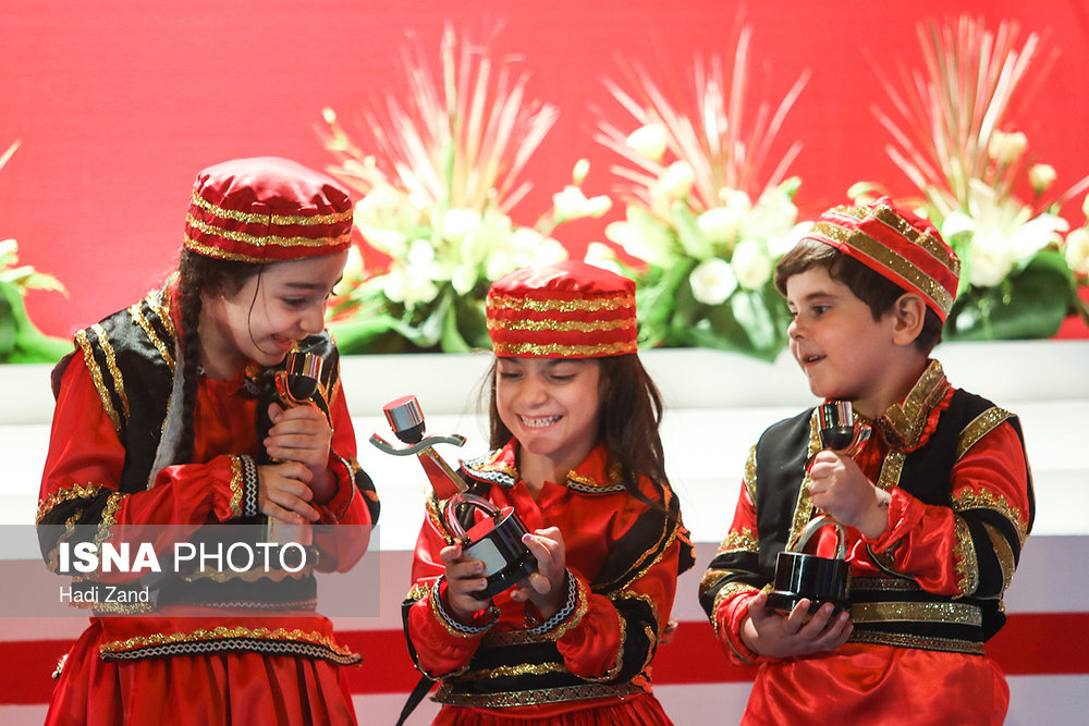 خوشحالی کودکان از مشارکتی که در اهدای تندیس‌ها به برگزیرگان هفدهمین جشنواره بین‌المللی تئاتر عروسکی دارند.