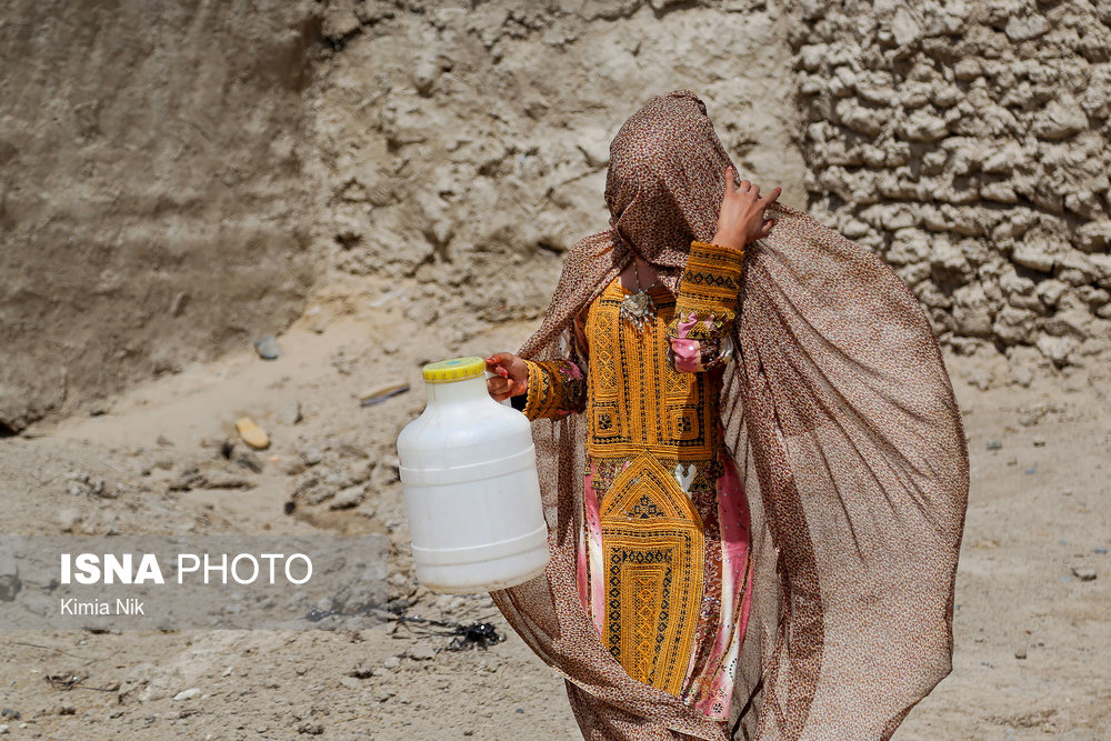 نذری برای «آب» - در غالب طرح نذر آب، ۵۰۲ روستایی که دچار بحران آب هستند، مدنظر قرار گرفتند تا در این روستاها تانکرهای ثابت آب نصب شود و اداره آب و فاضلاب روستایی اقدام به پر کردن تانکرها کند تا مردم روستاها بتوانند در طول روز از آب استفاده کنند.