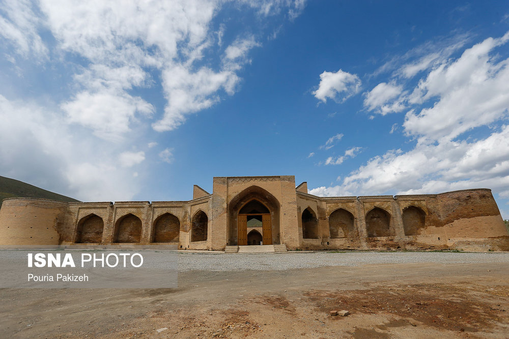 کاروانسرای «شاه عباسی فرسفج» با حدود ۴هزار متر مربع مساحت در ۲۳ کیلومتری جنوب غربی تویسرکان و ۵ کیلومتری جاده تویسرکان کنگاور و در مجاورت روستای فرسفج قرار گرفته است که از مجموعه کاروانسراهای ساخته شده در عصر صفوی است که به کاروانسرای شاه عباسی شهرت یافته است .