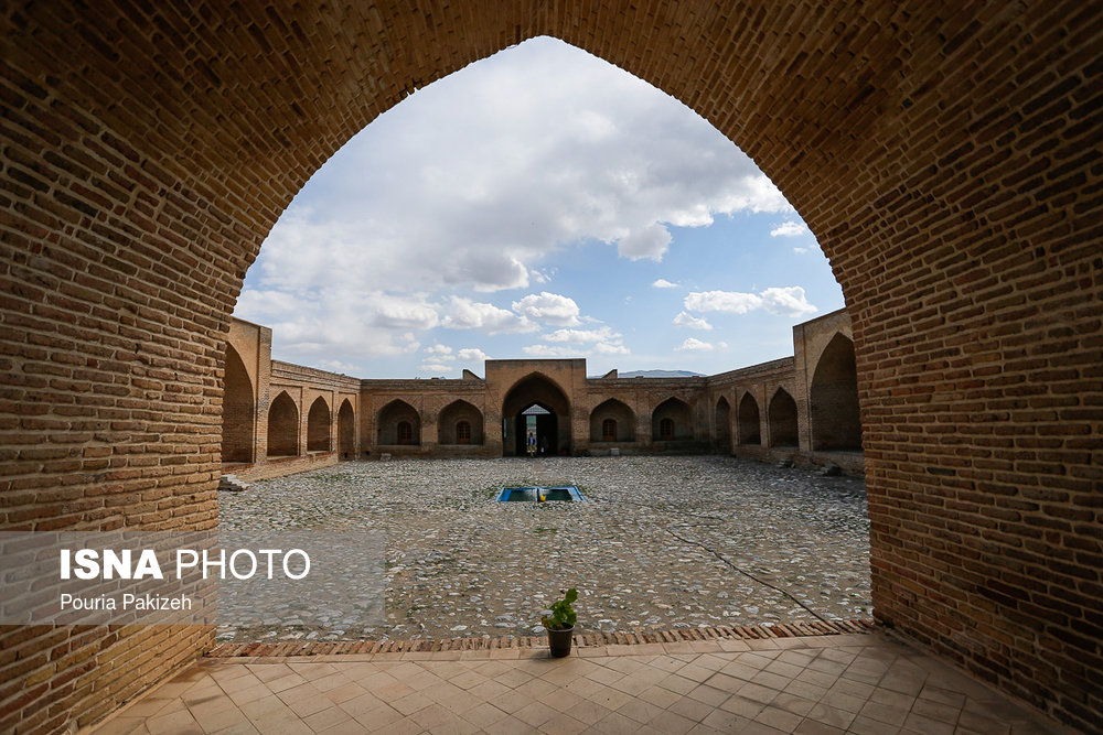 کاروانسرای «شاه عباسی فرسفج» با سبک معماری عهد صفوی ساخته شده و شکل کاروانسرا مستطیل ۴ ایوانیه. ۴ برج دایر ه‌ای شکل در ۴ گوشه آن و ۳ برج نیم دایره در وسط اضلاع شرقی غربی و شمالی احداث شده است.