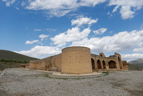 نکته جالب که کاروانسرای «شاه عباسی فرسفج» را از کاروانسراهای دیگر متمایز می‌سازد، این است که این کاروانسرا دارای برج و بارو بوده که وجود این برج و باروها موجد این نکته است که احتمالاً این بنای بزرگ ضمن آن که محلی برای اقامت و محافظت و استراحت کاروانیان و مسافران بوده، در وجه دیگر دارای جنبه نظامی نیز بوده است.