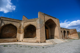 کاروانسرای «شاه عباسی فرسفج» در کنار جاده قدیمی که آن نیز در زمان صفویه احداث شده، ساخته شده است، و از راه‌های مواصلاتی مهم محسوب می‌شد که پایتخت را به سرحدات غربی متصل می‌کرد؛ این جاده تا یک قرن پیش دایر و مورد استفاده کاروانیان قرار داشته است و تا چهل یا پنجاه سال پیش بیشتر قسمت‌های این بنا سالم و پابرجا بود ولی طی نیم قرن اخیر تدریجاً متروک شد.