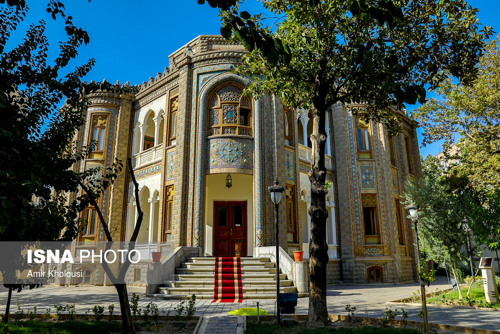 عمارت ملی کوشک اثر مهندس حسین شقاقی متعلق به دوره پهلوی اول. مساحت این عمارت حدود ۱۵۵۰ متر مربع است.