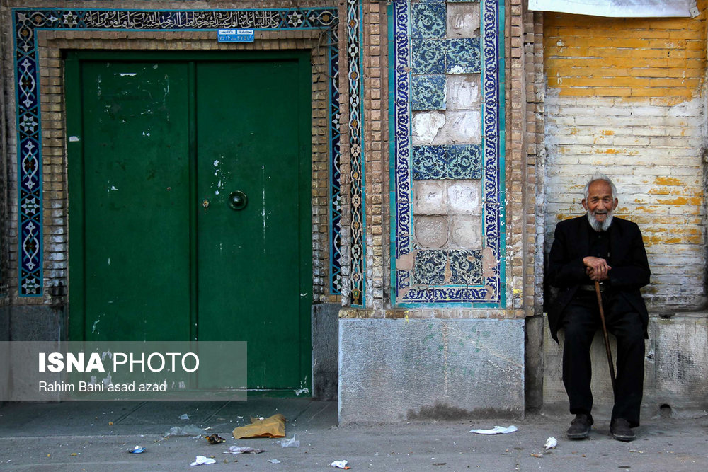 اکبر ۶۹ ساله هر روز و عصر درب مسجد محله می‌نشیند و روزش را می‌گذراند. از گرفتن عکس خوشحال شد و گفت عکسم را برایم بیاور.