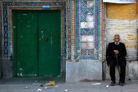 اکبر ۶۹ ساله هر روز و عصر درب مسجد محله می‌نشیند و روزش را می‌گذراند. از گرفتن عکس خوشحال شد و گفت عکسم را برایم بیاور.