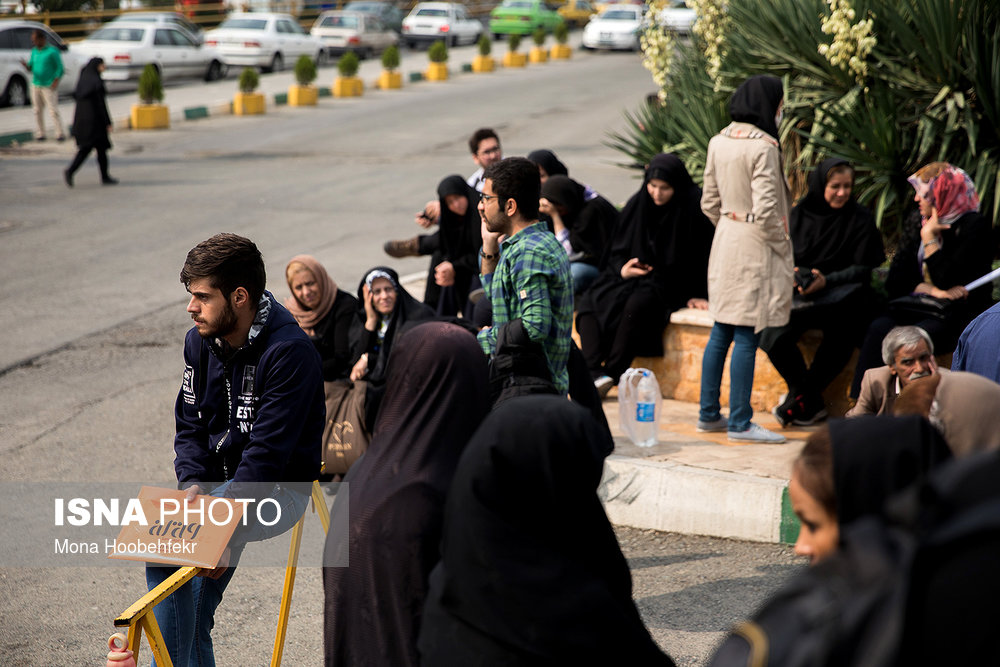 تجمع دانشجویان علوم پزشکی مقابل ساختمان مرکزی دانشگاه آزاد