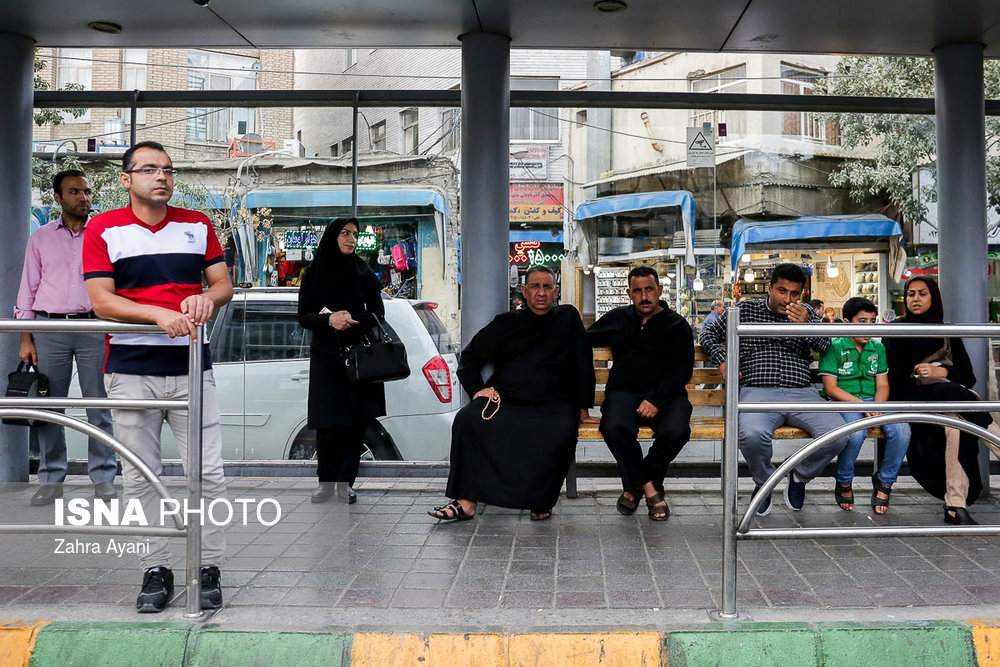 بسیاری از زائران عرب برای جابه‌جایی در سطح شهر مشهد از وسایل نقلیه عمومی استفاده می‌کنند.