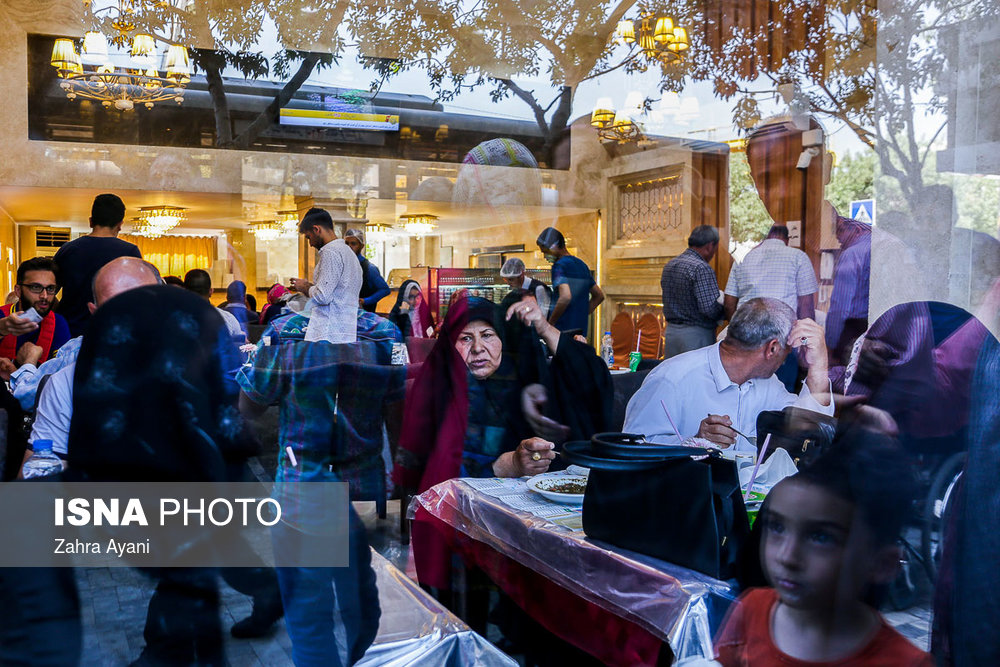 براساس آمار رسمی زائران خارجی در روز با حدود ۱۰ دلار می‌توانند در مشهد به راحتی اقامت کنند.