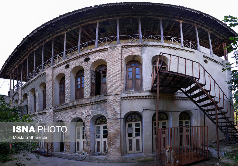 خانه تاریخی سردار «جلیل» شهر ساری بيش از 120 سال پيش توسط استادان اصفهاني كه گروهي از معماران و نجاران بودند ساخته شده، تمام بنا با خشت خام چيده شده و نماي آن‌را با آجر ، آهك و ساروج تزئين كرده‌اند.