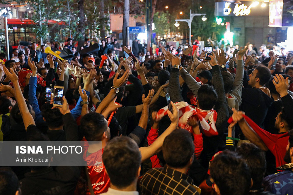 شادی طرفداران تیم پرسپولیس پس از راهیابی به فینال لیگ قهرمانان آسیا