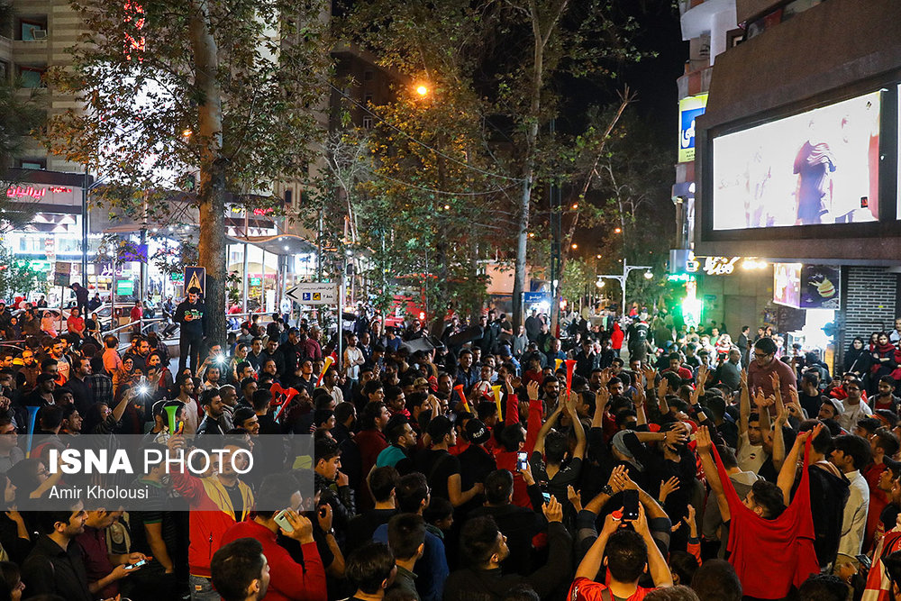 شادی طرفداران تیم پرسپولیس پس از راهیابی به فینال لیگ قهرمانان آسیا