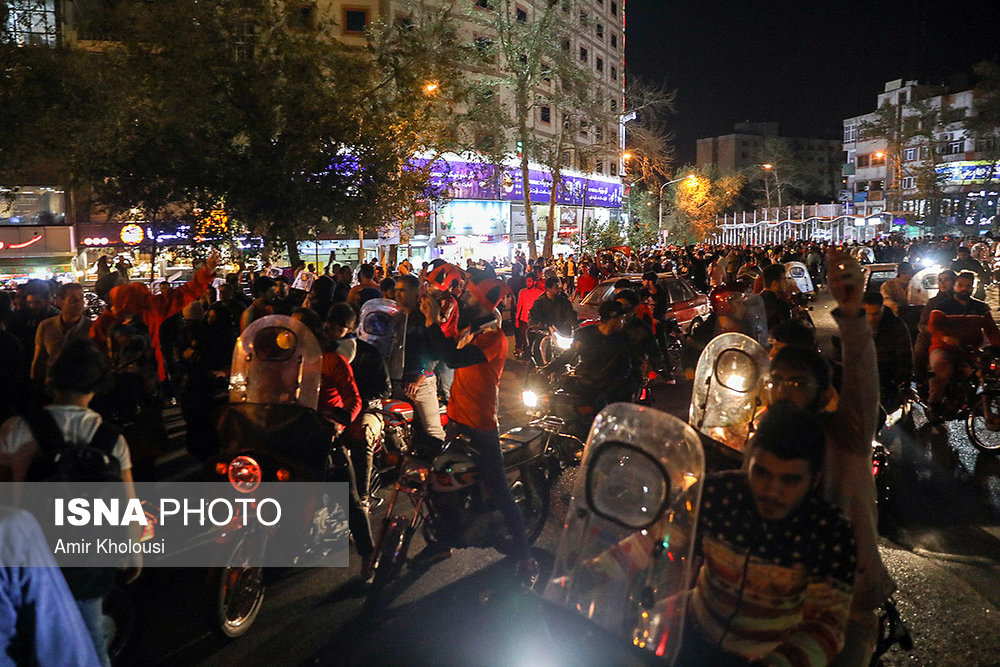 شادی طرفداران تیم پرسپولیس پس از راهیابی به فینال لیگ قهرمانان آسیا