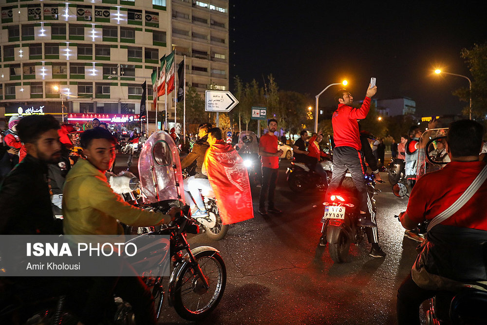 شادی طرفداران تیم پرسپولیس پس از راهیابی به فینال لیگ قهرمانان آسیا