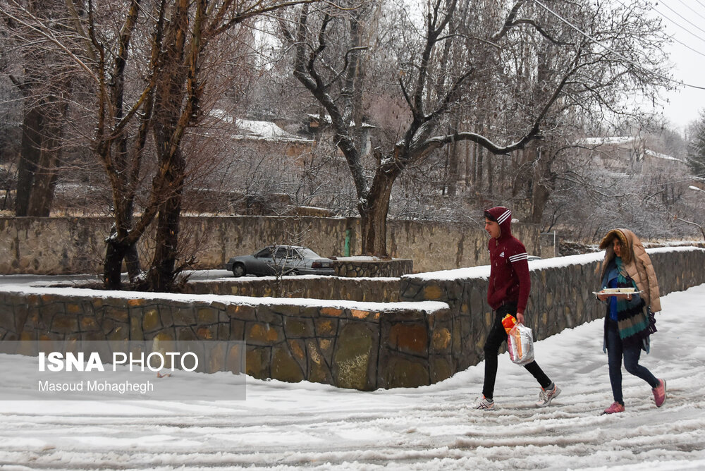 بارش برف زمستانی شهر کوهستانی شهمیرزاد در شهرستان مهدی‌شهر - استان سمنان