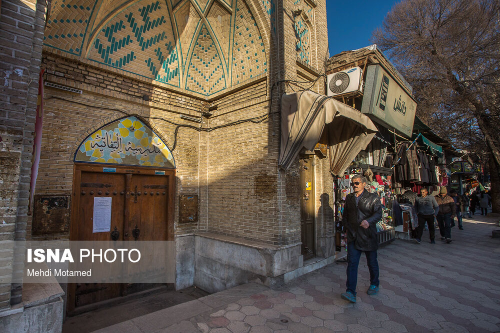 درب ورودی مدرسه تاریخی «التفاتیه» قزوین – خیابان امام خمینی (ره) – بازار قزوین