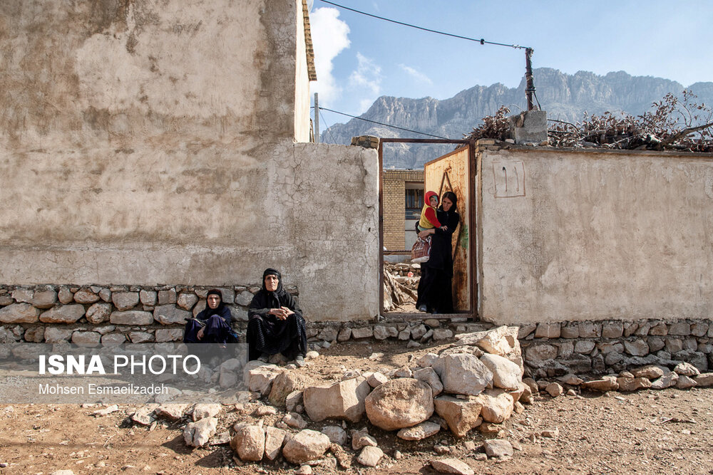 ساکنان این شهرک از مددجویان تحت پوشش کمیته امداد شهرستان اندیکا هستند یارانه و مستمری ماهانه کمیته امداد تنها منبع درآمد اکثر ساکنان این شهرک است.