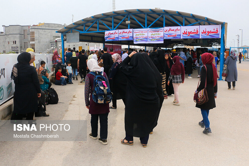 سفر دریایی مسافران نوروزی در بندر عباس