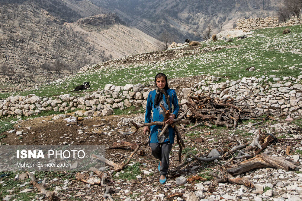 منیژه یکی از دختران روستای دَمه در شهرستان اندیکا است. او در 9 سالگی و کلاس سوم ابتدایی ترک تحصیل کرده است. حجم زیادی از کارهای روزانه  در خانواده توسط منیژه انجام می‌شود. برادر و پدر منیژه علی‌رغم داشتن موتورسیکلت از رساندن او به مدرسه خودداری می‌کنند. از نظر آن‌ها هزینه سوخت بالا و دسترسی به آن مشکل است.