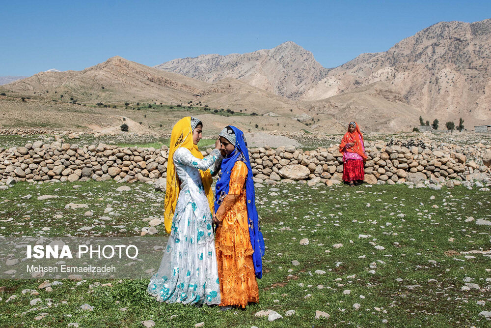 فریبا ۱۴ ساله (سمت چپ) ساکن روستای انبار سفید شهرستان لالی است. او تا کلاس ششم درس خوانده است و به‌تازگی ازدواج کرده است. خواهر 12 ساله او صغری نام دارد (سمت راست) و دانش‌آموز کلاس ششم است و این آخرین سال تحصیل اوست. او مانند سایر دختران این منطقه محکوم به ترک تحصیل است.