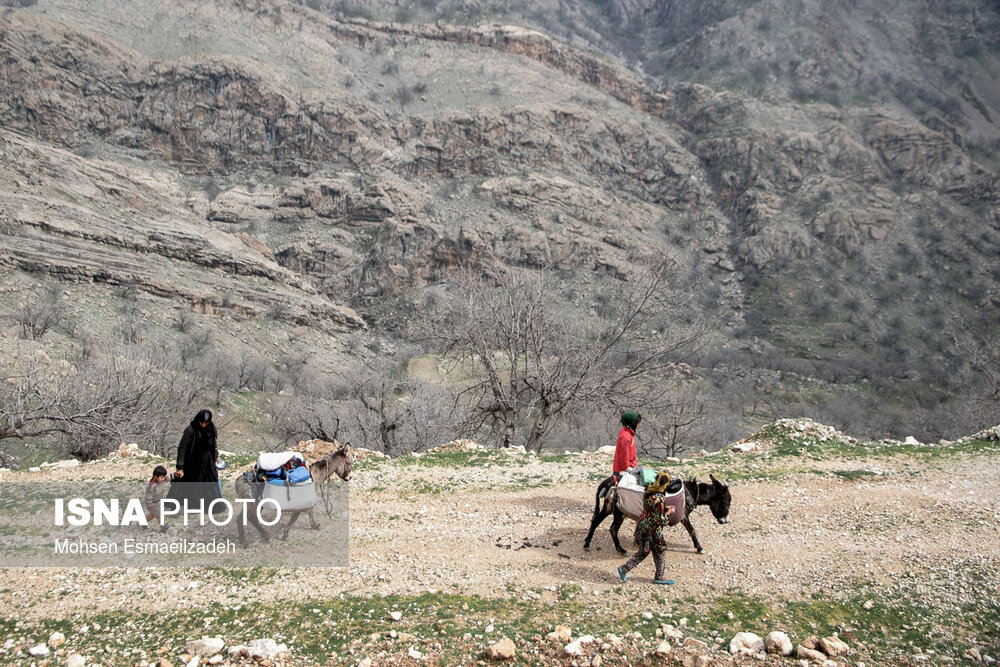 پروین  11 ساله و مهتاب 10 ساله ساکن روستای دَمه در مناطق کوهستانی شهرستان اندیکا هستند. پروین از تحصیل بازمانده و مهتاب کلاس چهارم است. او هر روز مسیر سه کیلومتری تا مدرسه را پیاده طی می‌کند تا به محل تحصیلش برسد. مهتاب و پروین علاوه بر انجام کارهای  خانه، روزانه زمان زیادی را برای آوردن آب از چشمه صرف می‌کنند.