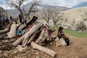 کبری 17 ساله، ساکن روستای تاچل علیشیر در شهرستان اندکیا است او تا سوم راهنمایی درس خوانده است و از آنجایی که برای ادامه تحصیل در مقطع بالاتر حتما باید به شهر برود، مجبور به ترک تحصیل شده است. خواهر بزرگتر او سال‌های دبیرستان را در منزل یکی از اقوام در شهر زندگی کرده است و تا مقطع کارشناسی ادامه تحصیل داده است و هم اکنون دهیار روستای تاچل علیشیر است.