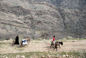 پروین  11 ساله و مهتاب 10 ساله ساکن روستای دَمه در مناطق کوهستانی شهرستان اندیکا هستند. پروین از تحصیل بازمانده و مهتاب کلاس چهارم است. او هر روز مسیر سه کیلومتری تا مدرسه را پیاده طی می‌کند تا به محل تحصیلش برسد. مهتاب و پروین علاوه بر انجام کارهای  خانه، روزانه زمان زیادی را برای آوردن آب از چشمه صرف می‌کنند.