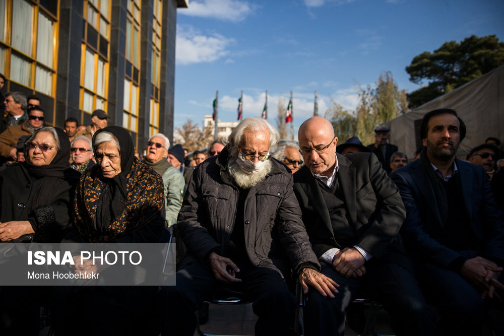 مرحوم جمشید مشایخی در مراسم تشییع پیکر جعفر والی