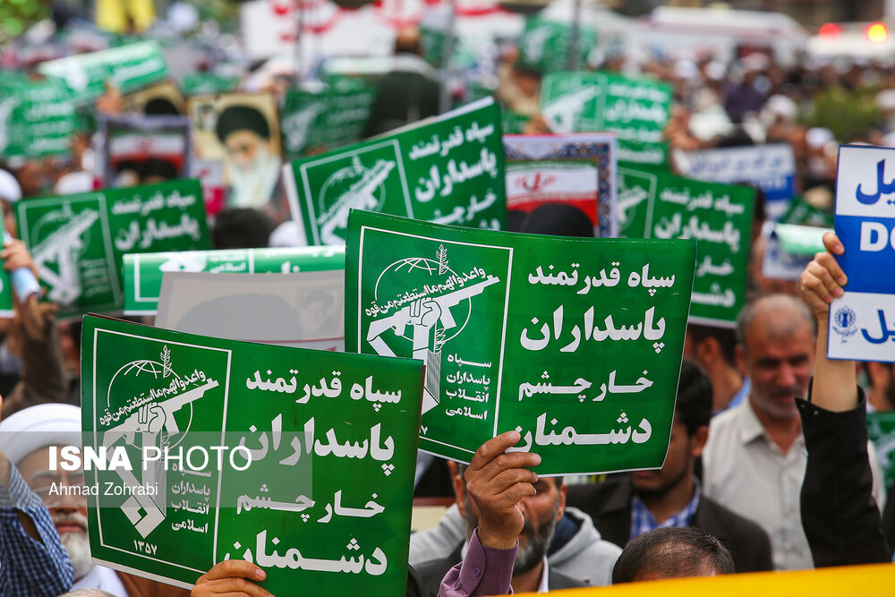 راهپیمایی نمازگزاران جمعه قم در حمایت از سپاه