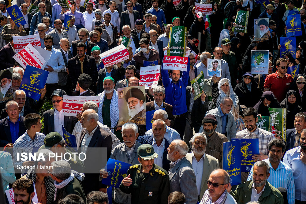 راهپیمایی نمازگزاران جمعه مشهد در حمایت از سپاه