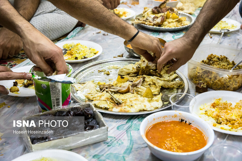 «تشریب» شامل نان، آب گوشت، گوشت مرغ و سیب زمینی یکی از غذاهای مورد علاقه دانشجویان عراقی است که بنا بر سنت آن‌ها با دست خورده می‌شود.