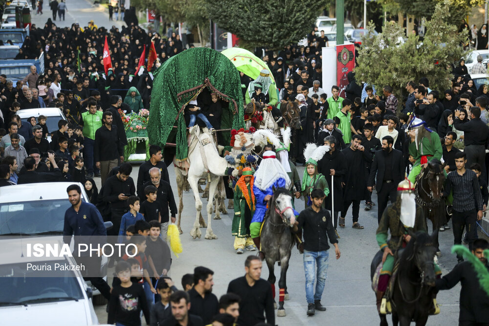 آئین نمادین ورود کاروان امام حسین(ع) به دشت کربلا_ همدان