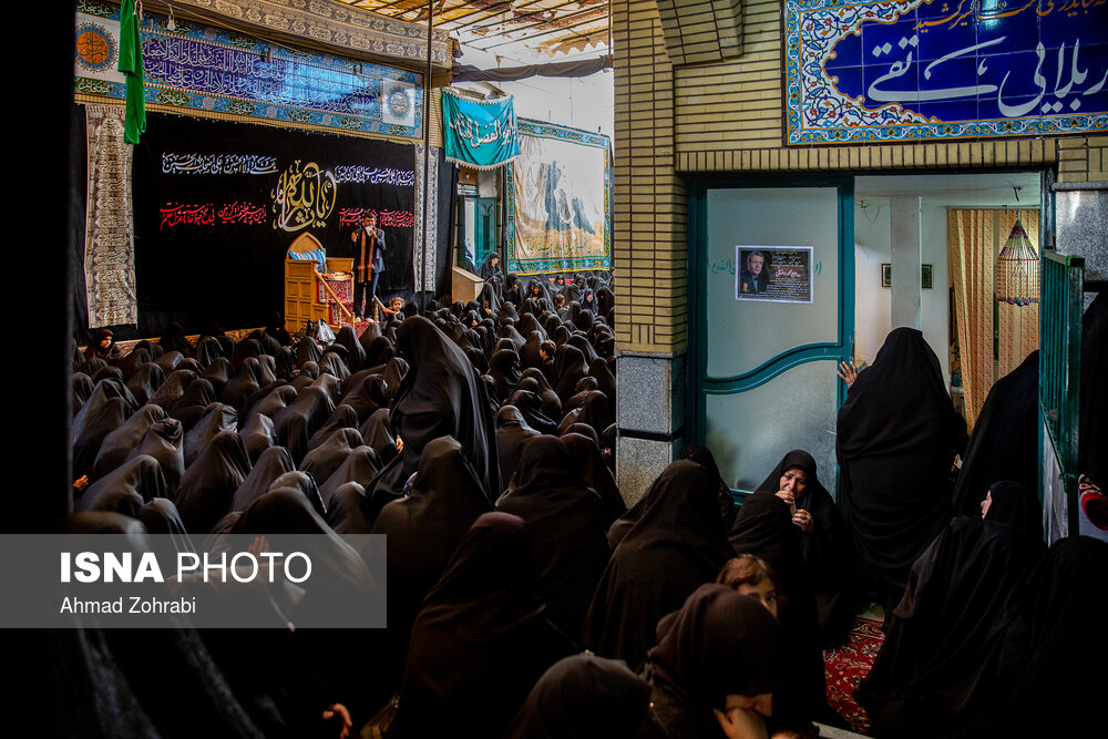 پس از هر بار سخنرانی و روضه در خانه کربلایی تقی یک مداح ذکر مصیبت سیدالشهدا را قرائت می‌کند و این منوال تا ظهر تکرار می‌شود