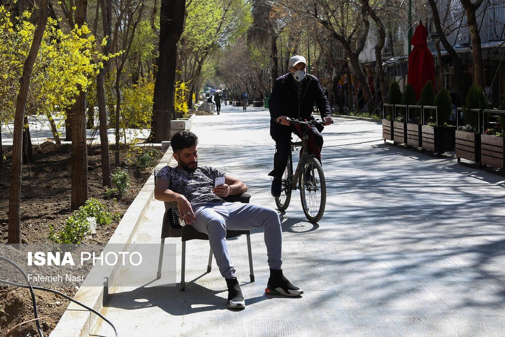 سعید کامیار 27 ساله می گوید:« فست فود دارم همین روبرو، حداکثر 10 مشتری در روز دارم و اوضاع فروش خیلی بد شده. رعایت نمیکنم و برام مهم نیست میخوام بمیرم!».