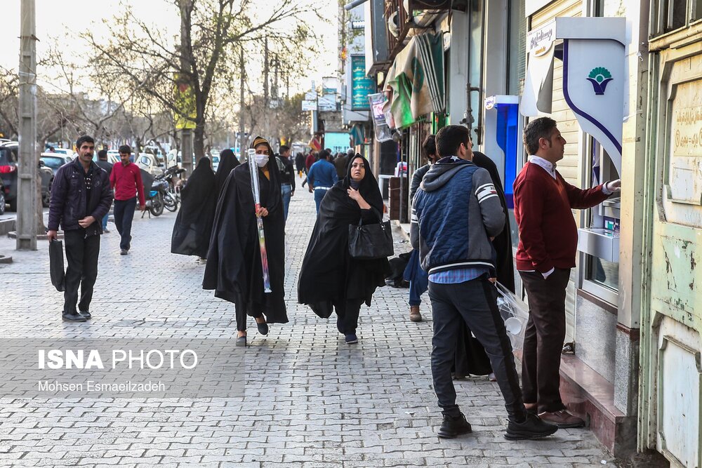 علی‌رغم هشدارهای دستگاه‌‍‌های مرتبط، باز هم برخی از مردم بدون توجه به نگرانی‌های موجود در خصوص افزایش شیوع کرونا همچون گذشته در رفت و آمدند.