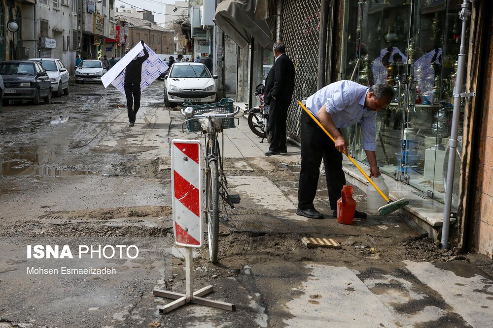 با وجود هشدارها درباره شیوع ویروس کرونا، عده‌ای همچنان به انجام کارهای  روزانه خود مشغولند. خیابان شاهین‌فر