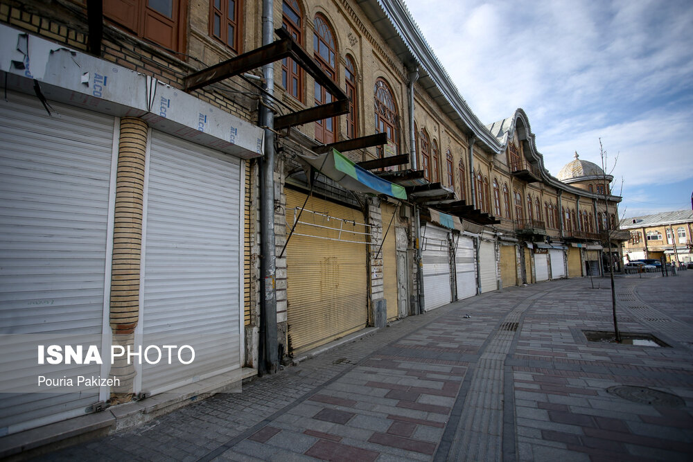 معازه های تعطیل میدان امام خمینی همدان که در مرکز این شهر قرار دارد هم به علت شیوع کروناویروس بسته هستند.