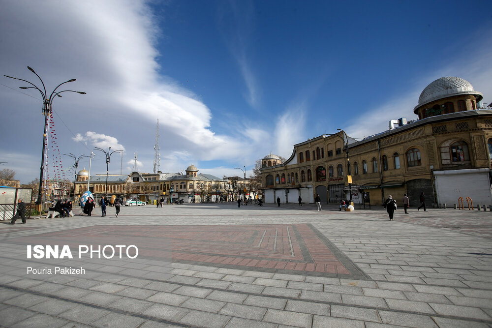 میدان مرکزی همدان میدان بزرگی است که امروزه با نام میدان امام خمینی همدان معروف است. طرح و نقشهٔ این میدان پیش‌تر توسط مهندس معمار آلمانی کارل فریش تهیه و اجرا شده بود،  در شهریور ۱۳۹۶ بخش ماشین‌رو آن تخریب و همه‌ی قسمت میدان، به پیاده‌راه تبدیل شد؛ با وجود شیوع کروناویروس اما عده ای برای گذراندن وفت و یا خریدهای روزانه در این میدان رفت و آمد می کنند.