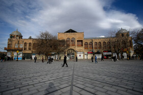 میدان مرکزی همدان میدان بزرگی است که امروزه با نام میدان امام خمینی همدان معروف است. طرح و نقشهٔ این میدان پیش‌تر توسط مهندس معمار آلمانی کارل فریش تهیه و اجرا شده بود ولی در شهریور ۱۳۹۶ بخش ماشین‌رو آن تخریب و همه‌ی قسمت میدان، به پیاده‌راه تبدیل شد؛ با وجود کروناویروس اما عده ای برای گذراندن وقت و یا خریدهای روزانه در این میدان رفت و آمد می کنند.