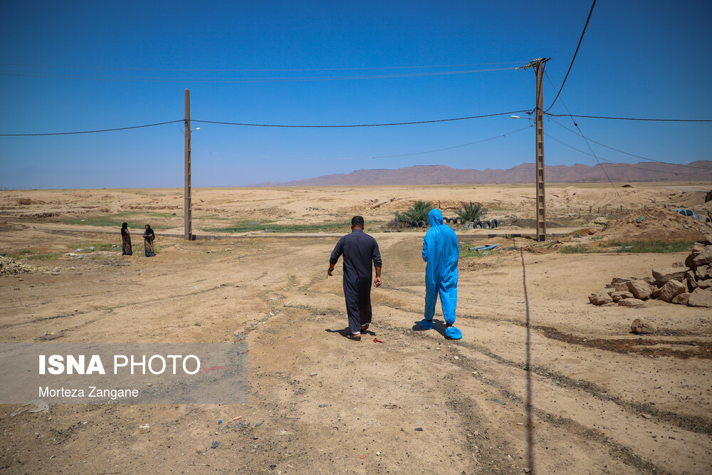 گروه واکنش سریع مقابله با کرونا در شوشتر با حضور در روستاهای دهستان شهید مدرس از توابع بخش مرکزی شهرستان شوشتر به پایش روستاییان می پردازد.