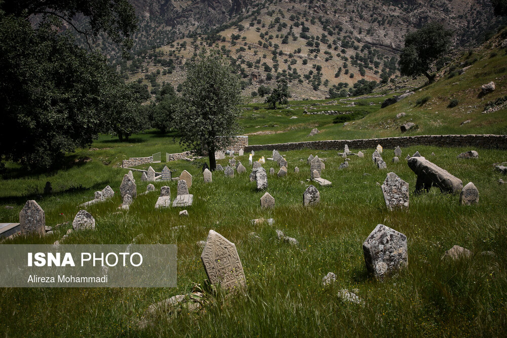 قبرستان روستای شیمن در شهرستان ایذه. به گفته اهالی روستا، در سالهای اخیر مردم روستا، درگذشتگان خود را در شهرها دفن می‌کنند.