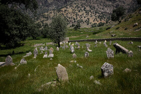 قبرستان روستای شیمن در شهرستان ایذه. به گفته اهالی روستا، در سالهای اخیر مردم روستا، درگذشتگان خود را در شهرها دفن می‌کنند.