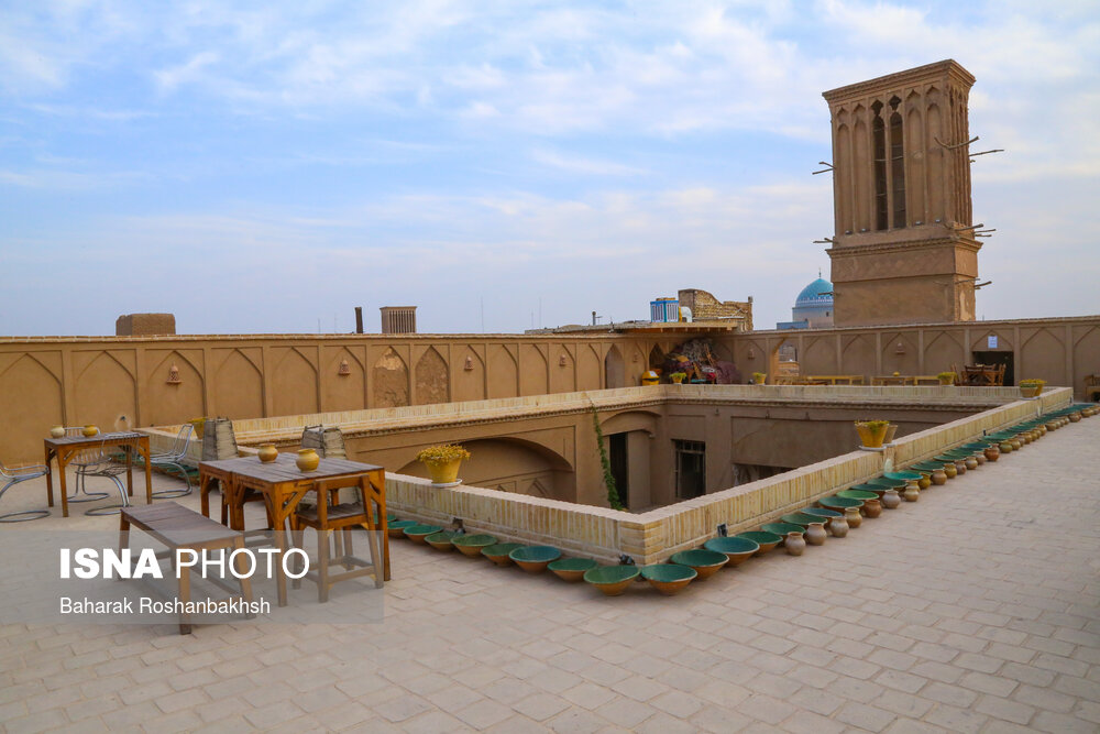 پشت بام ها که در گذشته محلی برای استراحت در شب های تابستان استفاده می‌شده اند که امروزه به کافه‌ها و محلی برای اندکی آرامش و لذت بردن از  بافت تاریخی این شهر تبدیل شده اند.