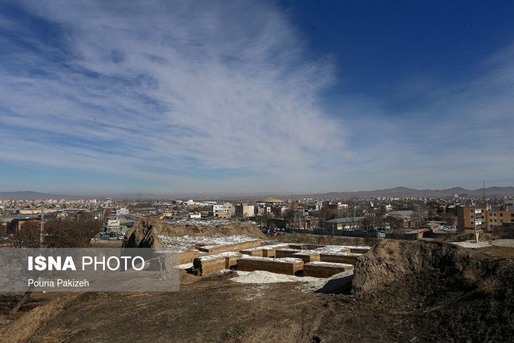 با توجه به آثار به جای مانده از ایران کهن، به نظر می رسد شهر هگمتانه توسط اقوام آریایی ماد در قرن 17 قبل از میلاد تاسیس شده و به عنوان پایتخت اولین امپراتوران و پادشاهان ایرانی مورد استفاده قرار گرفته است.