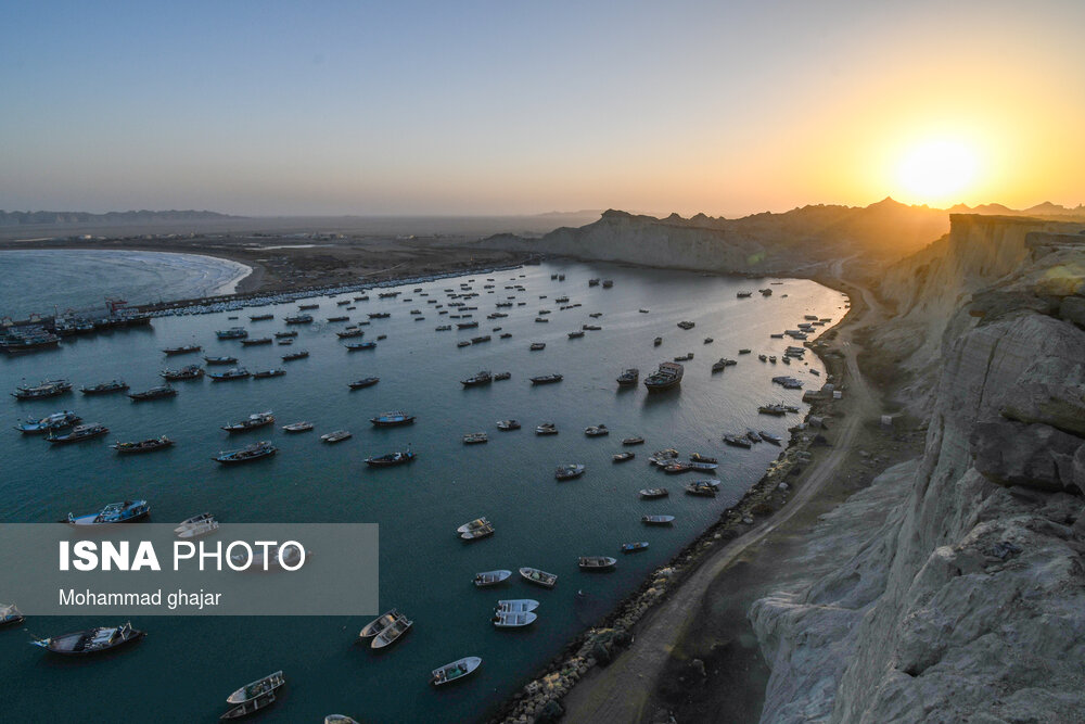 دیدن طلوع خورشید از بالای صخره های خاکی بندر بریس در استان سیستان و بلوچستان و نوازش نور بر روی امواج نیلگون دریا و در بین قایقهای ماهیگیری یکی از آرزوهای هر گردشگر و عاشق طبیعت است.