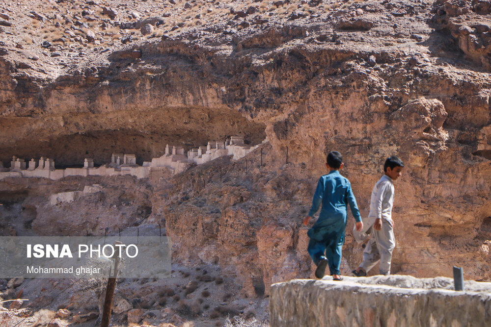 قبرستان هفتاد ملاو غارهای دستکند روستای روپس