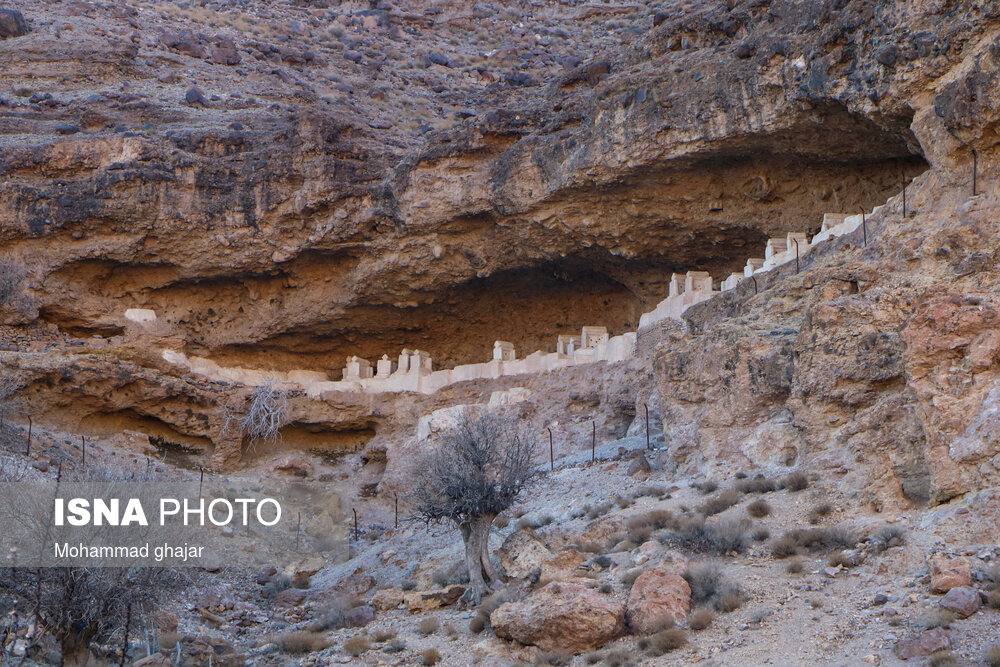 قبرستان هفتاد ملاو غارهای دستکند روستای روپس